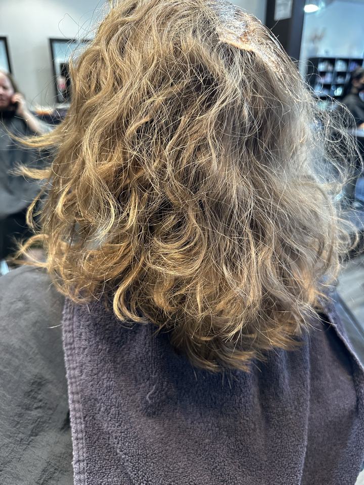 Hair before a red color, seen from behind