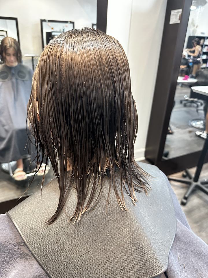 Hair before a red color, seen from behind